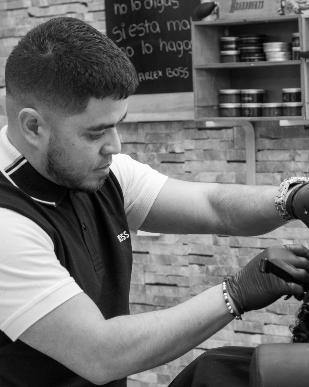 Barbero trabajando, fotografía en blanco y negro